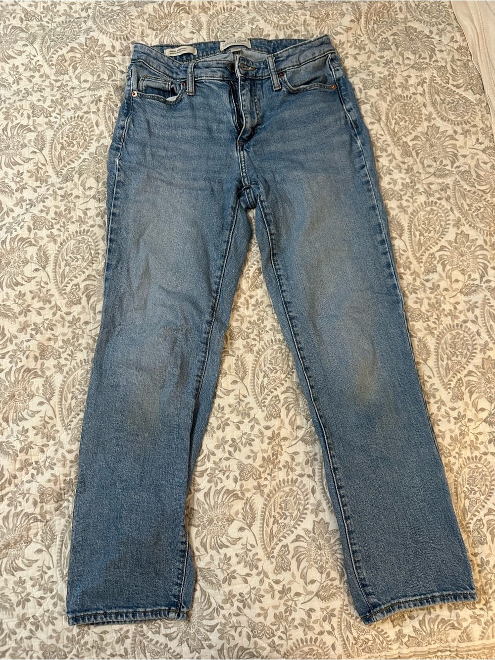 Universal Thread Women's Straight-Leg Jeans in Medium Blue Wash